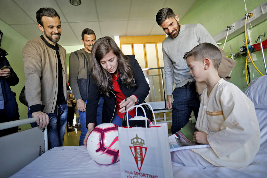 Los y las futbolistas del equipo rojiblanco han estado en el Hospital de Cabueñes repartiendo juguetes entre los más pequeños que pasan estas fiestas en el centro. 