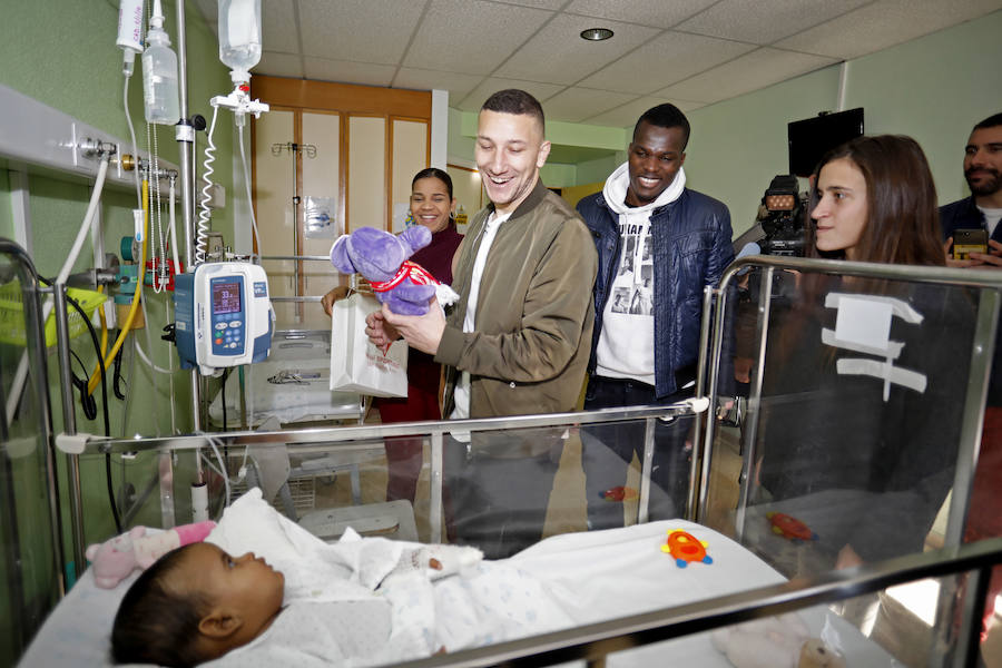 Los y las futbolistas del equipo rojiblanco han estado en el Hospital de Cabueñes repartiendo juguetes entre los más pequeños que pasan estas fiestas en el centro. 