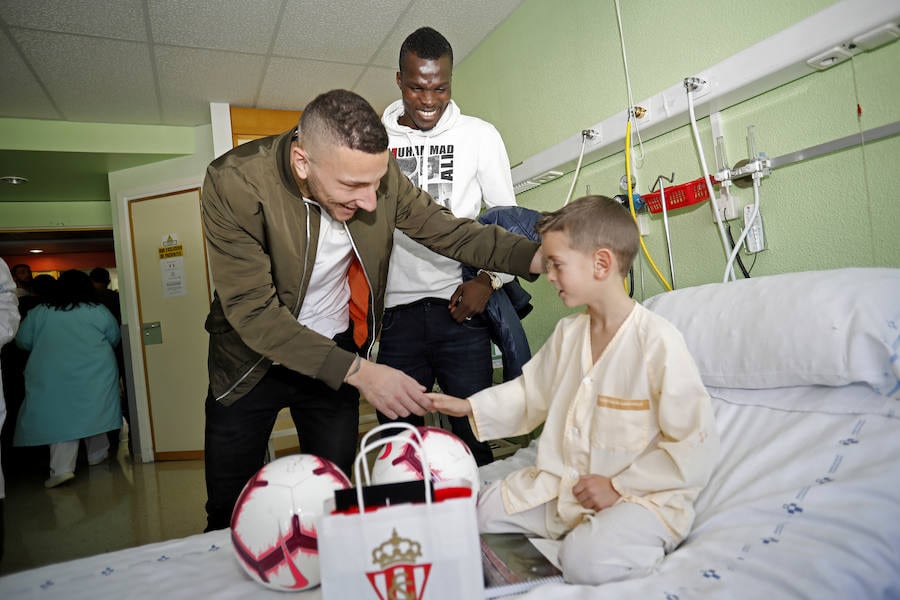 Los y las futbolistas del equipo rojiblanco han estado en el Hospital de Cabueñes repartiendo juguetes entre los más pequeños que pasan estas fiestas en el centro. 