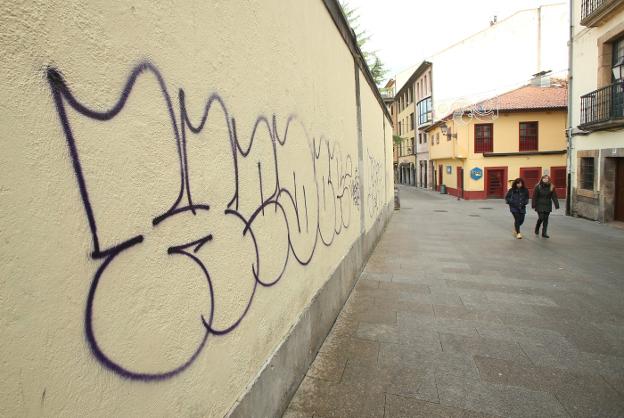 Una de las 'nuevas' pintadas aparecidas en El Antiguo. 