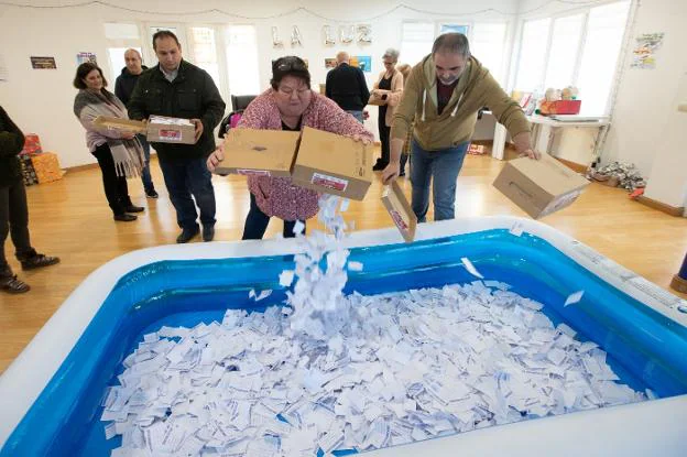 Las 20.000 papeletas participantes en el sorteo se mezclaron en una piscina hinchable. 