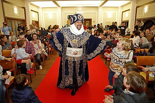 Abdeladid saluda a los niños en el Club de Regatas. 