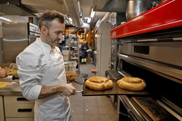 Antonio Argüelles, sacando los roscones del horno. Abajo, roscón elaborado por Balbona Pasteleros 