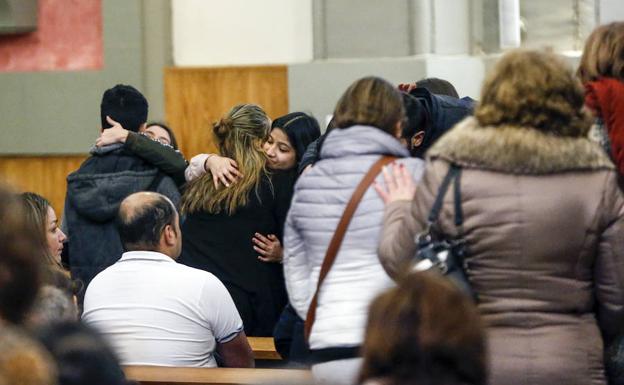 La madre, el hermano y la tía del pequeño Thiago reciben el pésame de amigos en el funeral celebrado ayer en la iglesia San Esteban del Mar.