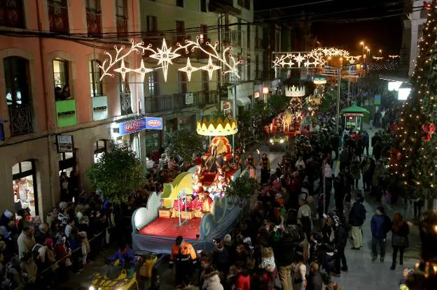 Las carrozas de la cabalgata de 2017, a su paso por la calle principal de Llanes. 