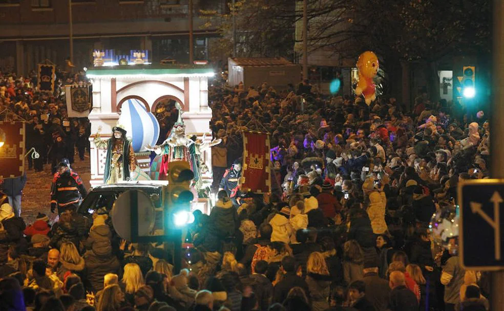 Los Reyes Magos recorren las calles de Gijón.
