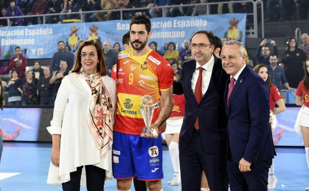 El capitán de los 'Hispanos', Raúl Entrerríos, recibe el trofeo del Memorial Domingo Bárcenas.