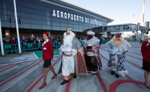 Imagen. Los Reyes Magos llegan en avión a la comarca de Avilés