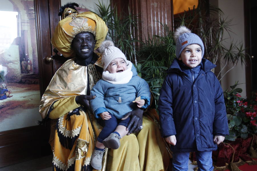 Largas colas a las puertas del Teatro Campoamor de Oviedo para ver a los Reyes Magos, que han tenido también un encuentro con las autoridades municipales.