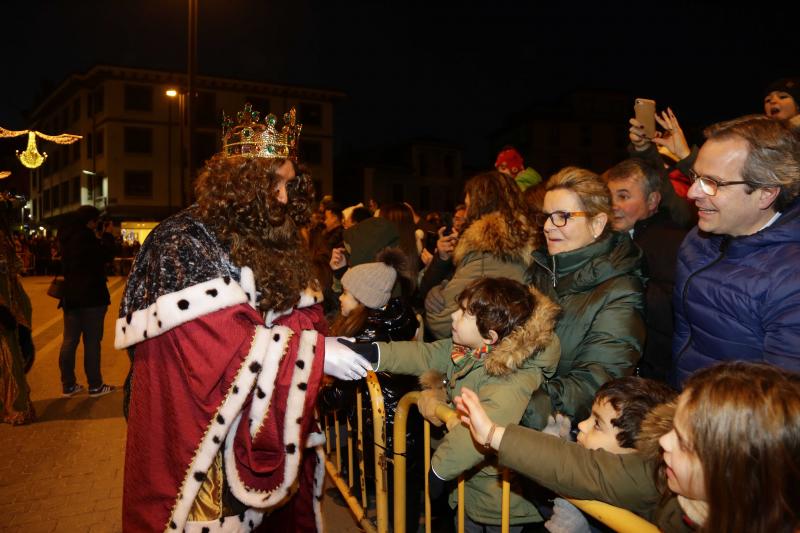 Los Reyes Magos llegaron en barco a Llanes, donde les esperaban centenares de personas que les acompañaron a lo largo de su recorrido por el centro de la villa. 