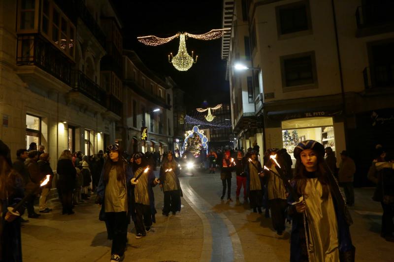 Los Reyes Magos llegaron en barco a Llanes, donde les esperaban centenares de personas que les acompañaron a lo largo de su recorrido por el centro de la villa. 