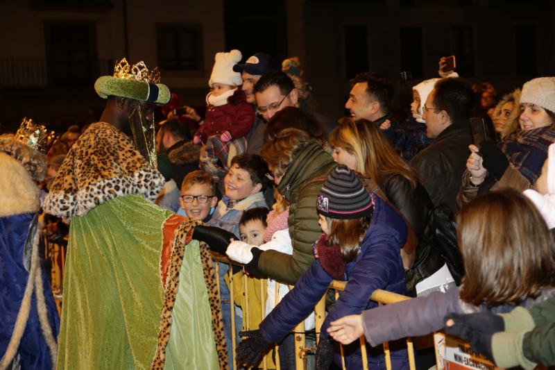 Los Reyes Magos llegaron en barco a Llanes, donde les esperaban centenares de personas que les acompañaron a lo largo de su recorrido por el centro de la villa. 