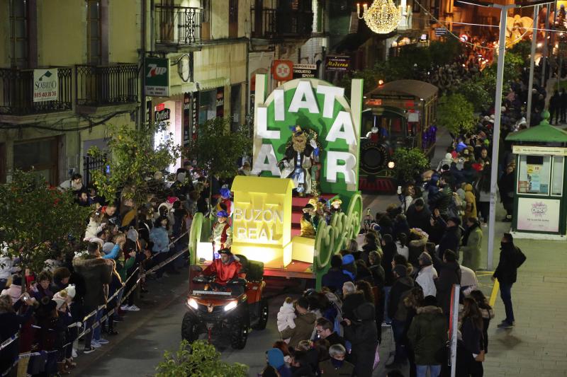 Los Reyes Magos llegaron en barco a Llanes, donde les esperaban centenares de personas que les acompañaron a lo largo de su recorrido por el centro de la villa. 