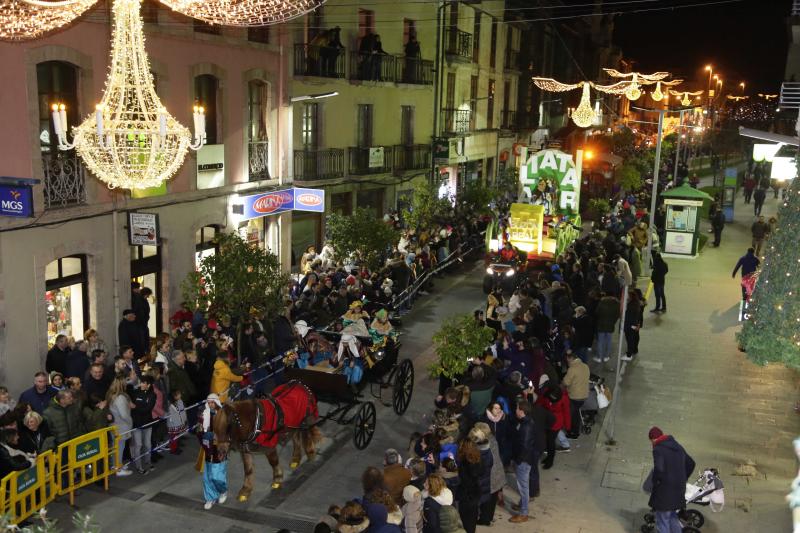 Los Reyes Magos llegaron en barco a Llanes, donde les esperaban centenares de personas que les acompañaron a lo largo de su recorrido por el centro de la villa. 