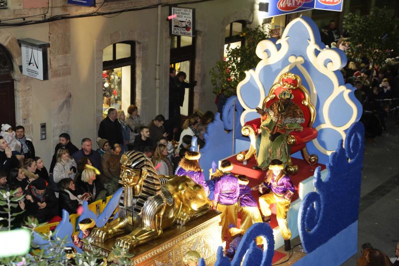 Los Reyes Magos llegaron en barco a Llanes, donde les esperaban centenares de personas que les acompañaron a lo largo de su recorrido por el centro de la villa. 