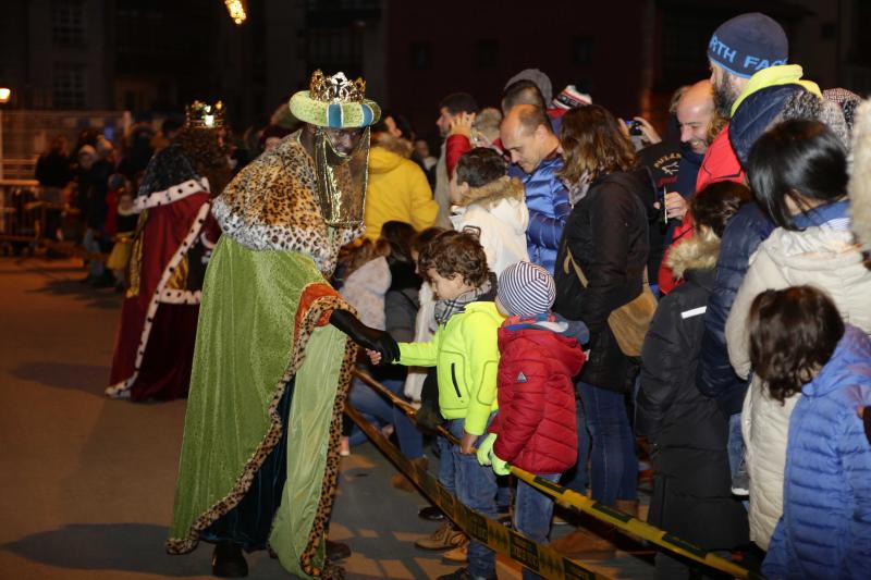 Los Reyes Magos llegaron en barco a Llanes, donde les esperaban centenares de personas que les acompañaron a lo largo de su recorrido por el centro de la villa. 