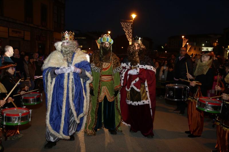 Los Reyes Magos llegaron en barco a Llanes, donde les esperaban centenares de personas que les acompañaron a lo largo de su recorrido por el centro de la villa. 