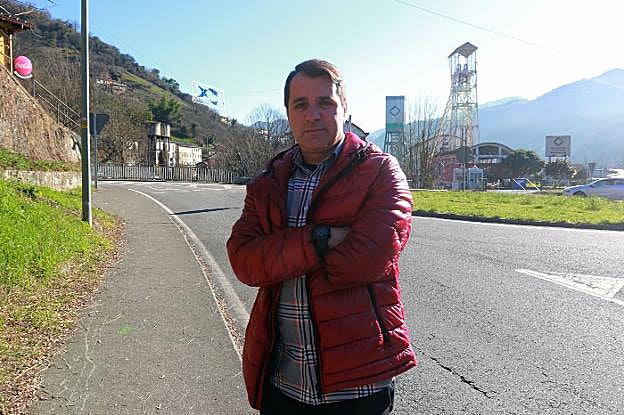 El alcalde de Aller, David Moreno, junto al pozo Santiago en Caborana. 