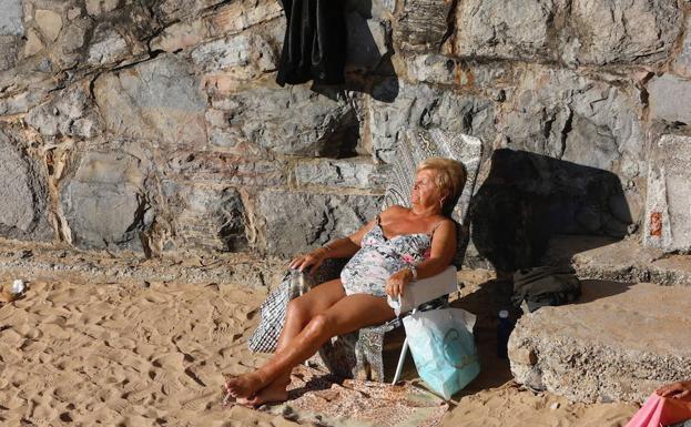 Una mujer toma el sol en el Tostaderu este domingo.