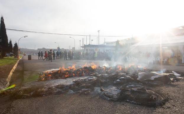 Una barricada instalada el pasado lunes a las puertas de la factoría avilesina de Alcoa . 