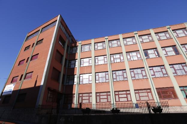 Fachada principal del Colegio La Salle, de la Fundación San Eutiquio, en el barrio de Cimavilla. 