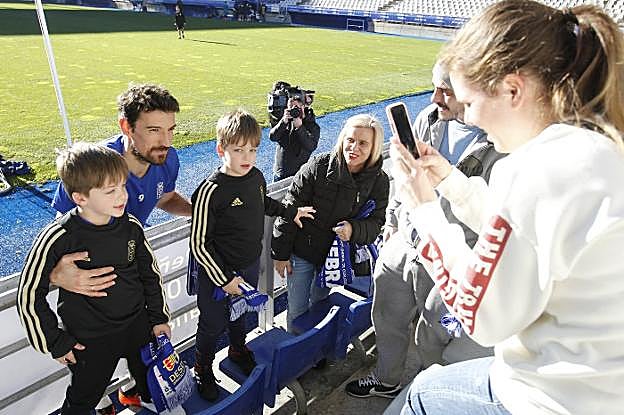 Toché, acompañado por dos niños bien equipados. 