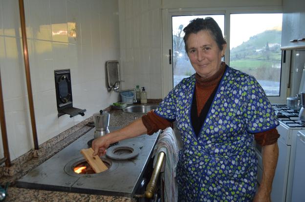 María Menéndez mantiene su casa de Cangas del Narcea caliente con una cocina de carbón, que complementa con calefacción.