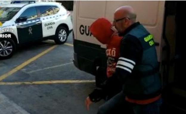 Uno de los presuntos agresores sexuales, detenido.