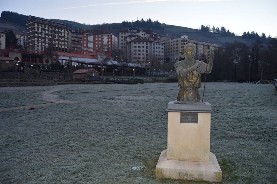 Gijón, Cangas del Narcea, Oviedo o Pajeres, al igual que otros muchos rincones de la región, amanecieron cubiertas de hielo