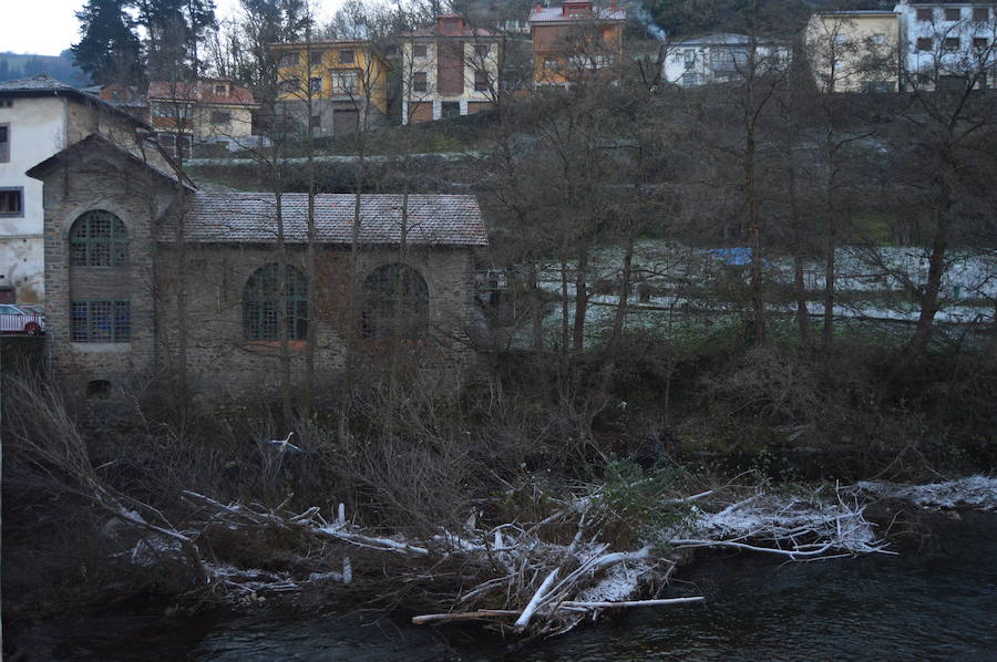 Gijón, Cangas del Narcea, Oviedo o Pajeres, al igual que otros muchos rincones de la región, amanecieron cubiertas de hielo