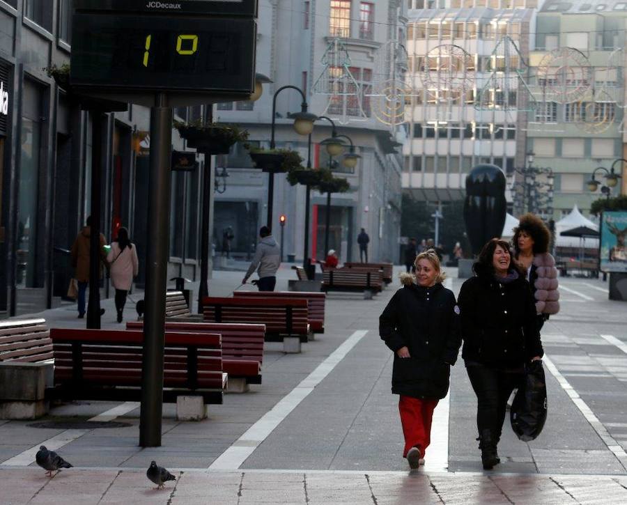 Gijón, Cangas del Narcea, Oviedo o Pajeres, al igual que otros muchos rincones de la región, amanecieron cubiertas de hielo