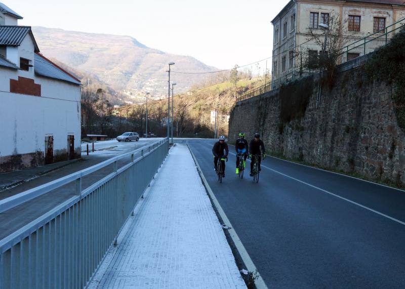 Gijón, Cangas del Narcea, Oviedo o Pajeres, al igual que otros muchos rincones de la región, amanecieron cubiertas de hielo