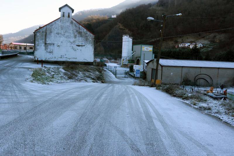 Gijón, Cangas del Narcea, Oviedo o Pajeres, al igual que otros muchos rincones de la región, amanecieron cubiertas de hielo