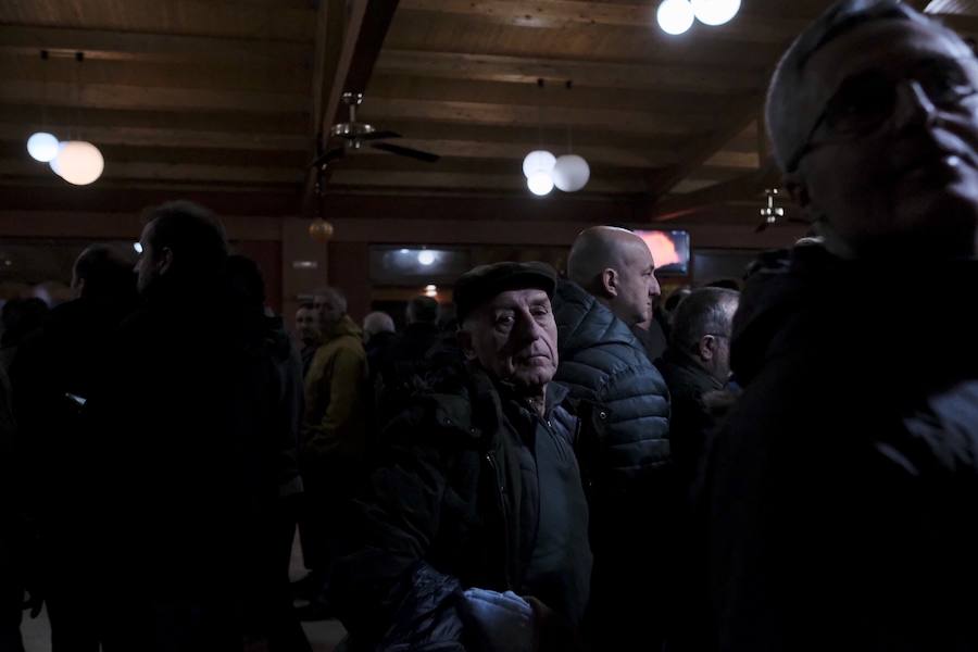 Siete autobuses completamente llenos partieron esta mañana desde Parque Astur hacia la capital para participar en una movilización ante el Ministerio de Industria bajo el lema: «¡Alcoa no se cierra!»