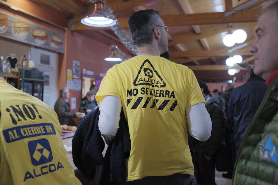 Siete autobuses completamente llenos partieron esta mañana desde Parque Astur hacia la capital para participar en una movilización ante el Ministerio de Industria bajo el lema: «¡Alcoa no se cierra!»