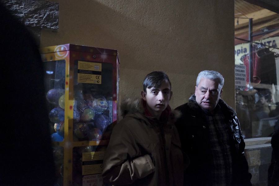 Siete autobuses completamente llenos partieron esta mañana desde Parque Astur hacia la capital para participar en una movilización ante el Ministerio de Industria bajo el lema: «¡Alcoa no se cierra!»