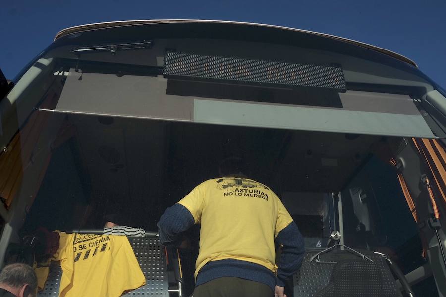 Siete autobuses completamente llenos partieron esta mañana desde Parque Astur hacia la capital para participar en una movilización ante el Ministerio de Industria bajo el lema: «¡Alcoa no se cierra!»