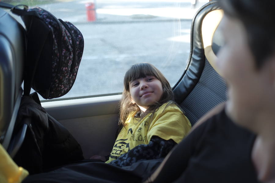 Siete autobuses completamente llenos partieron esta mañana desde Parque Astur hacia la capital para participar en una movilización ante el Ministerio de Industria bajo el lema: «¡Alcoa no se cierra!»