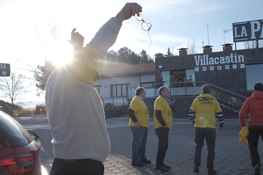 Siete autobuses completamente llenos partieron esta mañana desde Parque Astur hacia la capital para participar en una movilización ante el Ministerio de Industria bajo el lema: «¡Alcoa no se cierra!»