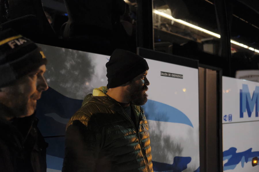 Siete autobuses completamente llenos partieron esta mañana desde Parque Astur hacia la capital para participar en una movilización ante el Ministerio de Industria bajo el lema: «¡Alcoa no se cierra!»