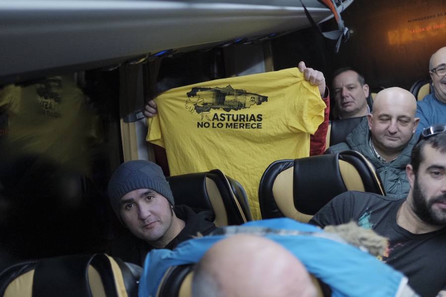 Siete autobuses completamente llenos partieron esta mañana desde Parque Astur hacia la capital para participar en una movilización ante el Ministerio de Industria bajo el lema: «¡Alcoa no se cierra!»