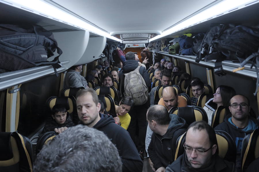 Siete autobuses completamente llenos partieron esta mañana desde Parque Astur hacia la capital para participar en una movilización ante el Ministerio de Industria bajo el lema: «¡Alcoa no se cierra!»