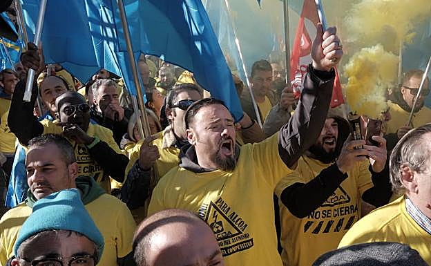 Los trabajadores se agrupan ante el Ministerio de Industria.