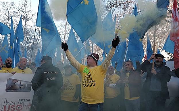 La marea amarilla de Alcoa toma el Paseo de la Castellana