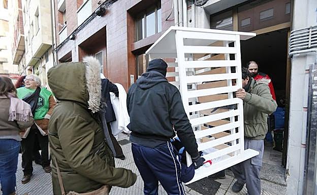 Durante el desalojo de la vivienda esta mañana.
