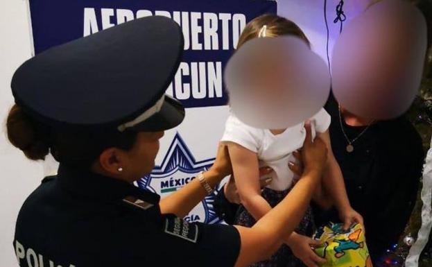 Fotografía cedida por la Policía Federal mexicana de una menor de edad de nacionalidad española que fue rescatada hoy, por la Policía Federal en el Aeropuerto Internacional de Cancún. 