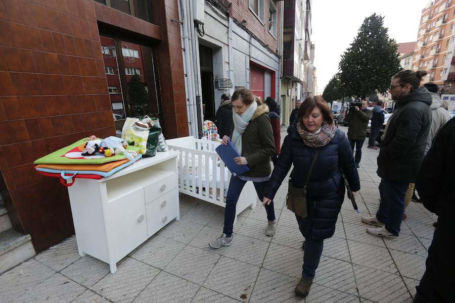 Una pareja y su hijo de 11 meses han sido desahuciados hoy del piso donde residían, en el barrio de La Tenderina, en Oviedo, al no poder afrontar la deuda acumulada de 1.440 euros que habían contraído con el propietario.