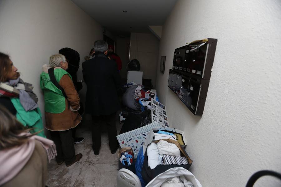 Una pareja y su hijo de 11 meses han sido desahuciados hoy del piso donde residían, en el barrio de La Tenderina, en Oviedo, al no poder afrontar la deuda acumulada de 1.440 euros que habían contraído con el propietario.