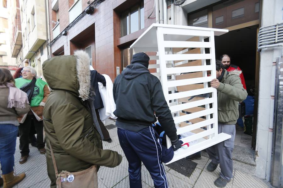 Una pareja y su hijo de 11 meses han sido desahuciados hoy del piso donde residían, en el barrio de La Tenderina, en Oviedo, al no poder afrontar la deuda acumulada de 1.440 euros que habían contraído con el propietario.
