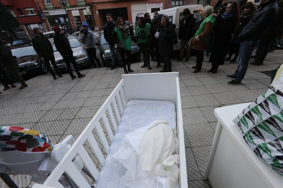 Una pareja y su hijo de 11 meses han sido desahuciados hoy del piso donde residían, en el barrio de La Tenderina, en Oviedo, al no poder afrontar la deuda acumulada de 1.440 euros que habían contraído con el propietario.
